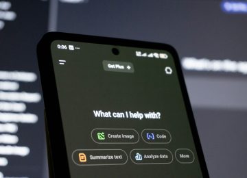 KI-Chat-Interface auf dem Smartphone, Sinnbild für GEO