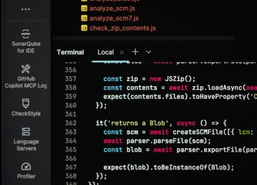 Programmcode auf dunklem Bildschirm, Sinnbild für KI Engineering