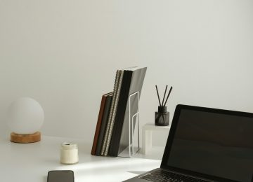 Aufgeräumter Schreibtisch-Arbeitsplatz mit Laptop